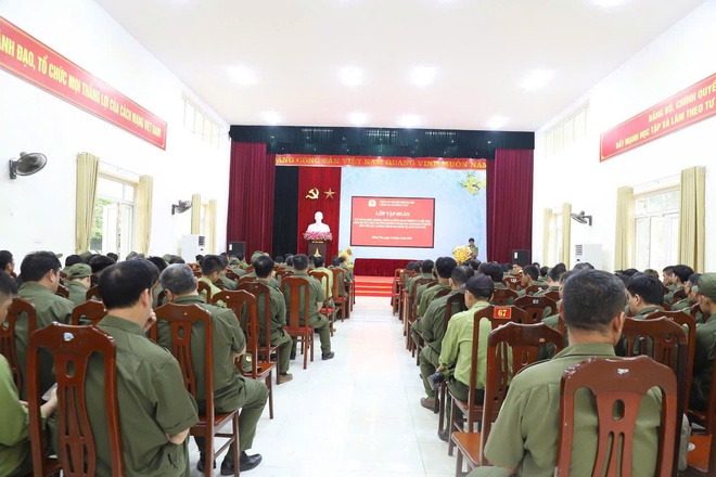 Tập huấn kỹ năng điều khiển, phân luồng giao thông đối với lực lượng an ninh cơ sở- Ảnh 1.