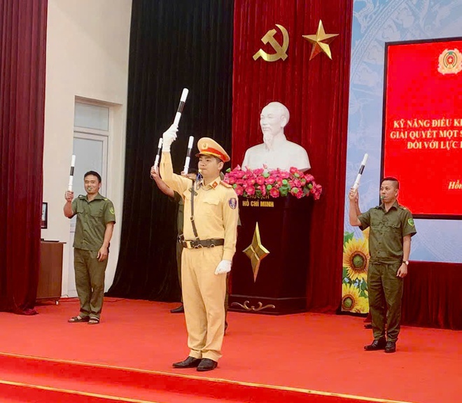 Tập huấn kỹ năng điều khiển, phân luồng giao thông đối với lực lượng an ninh cơ sở- Ảnh 8.