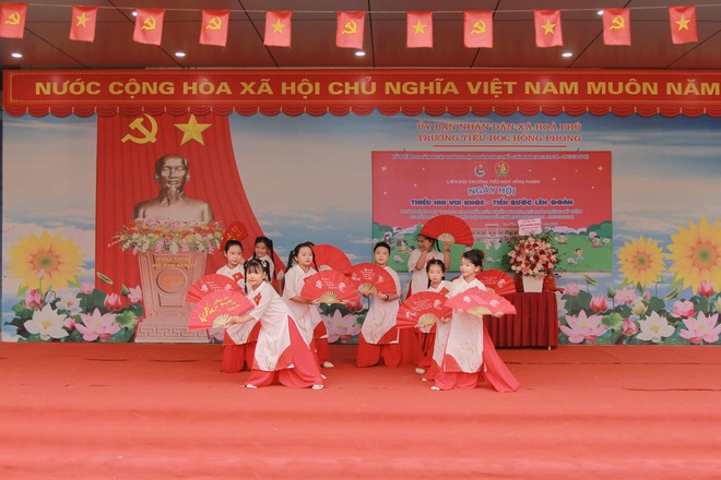 Sôi nổi ngày hội Thiếu nhi vui khỏe- Tiến bước lên đoàn tại trường Tiểu học Hồng Phong.- Ảnh 5.