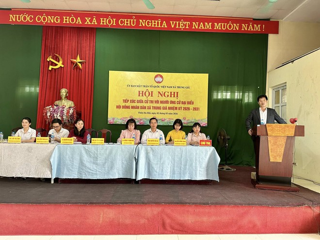 PHÓ BÍ THƯ ĐẢNG UỶ- CHỦ TỊCH UBND XÃ TRUNG GIÃ ĐỒNG CHÍ NGUYỄN BÁ HOÀNG CÙNG CÁC ỨNG CỬ VIÊN HĐND XÃ TIẾP XÚC CỬ TRI TẠI THÔN ĐA HỘI, ĐƠN VỊ BẦU CỬ SỐ 02- Ảnh 2.