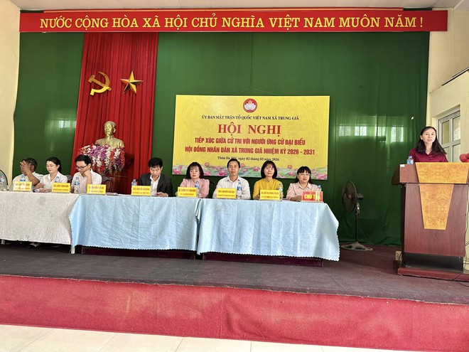 PHÓ BÍ THƯ ĐẢNG UỶ- CHỦ TỊCH UBND XÃ TRUNG GIÃ ĐỒNG CHÍ NGUYỄN BÁ HOÀNG CÙNG CÁC ỨNG CỬ VIÊN HĐND XÃ TIẾP XÚC CỬ TRI TẠI THÔN ĐA HỘI, ĐƠN VỊ BẦU CỬ SỐ 02- Ảnh 4.