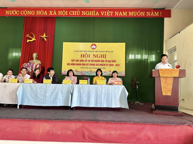 PHÓ BÍ THƯ ĐẢNG UỶ- CHỦ TỊCH UBND XÃ TRUNG GIÃ ĐỒNG CHÍ NGUYỄN BÁ HOÀNG CÙNG CÁC ỨNG CỬ VIÊN HĐND XÃ TIẾP XÚC CỬ TRI TẠI THÔN ĐA HỘI, ĐƠN VỊ BẦU CỬ SỐ 02- Ảnh 3.