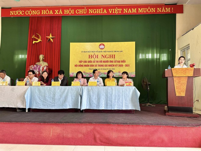 PHÓ BÍ THƯ ĐẢNG UỶ- CHỦ TỊCH UBND XÃ TRUNG GIÃ ĐỒNG CHÍ NGUYỄN BÁ HOÀNG CÙNG CÁC ỨNG CỬ VIÊN HĐND XÃ TIẾP XÚC CỬ TRI TẠI THÔN ĐA HỘI, ĐƠN VỊ BẦU CỬ SỐ 02- Ảnh 5.