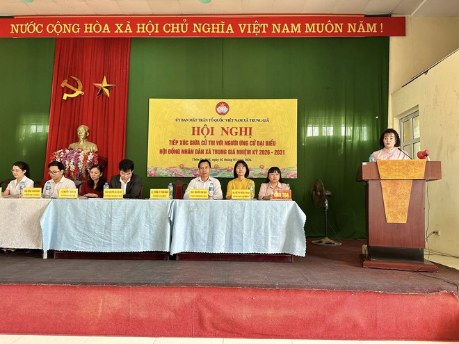 PHÓ BÍ THƯ ĐẢNG UỶ- CHỦ TỊCH UBND XÃ TRUNG GIÃ ĐỒNG CHÍ NGUYỄN BÁ HOÀNG CÙNG CÁC ỨNG CỬ VIÊN HĐND XÃ TIẾP XÚC CỬ TRI TẠI THÔN ĐA HỘI, ĐƠN VỊ BẦU CỬ SỐ 02- Ảnh 7.