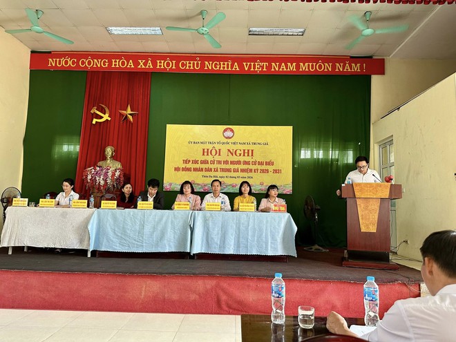 PHÓ BÍ THƯ ĐẢNG UỶ- CHỦ TỊCH UBND XÃ TRUNG GIÃ ĐỒNG CHÍ NGUYỄN BÁ HOÀNG CÙNG CÁC ỨNG CỬ VIÊN HĐND XÃ TIẾP XÚC CỬ TRI TẠI THÔN ĐA HỘI, ĐƠN VỊ BẦU CỬ SỐ 02- Ảnh 8.