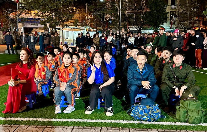 Khương Đình: Tiễn công dân lên đường nhập ngũ và tham gia nghĩa vụ công an nhân dân năm 2026- Ảnh 6.