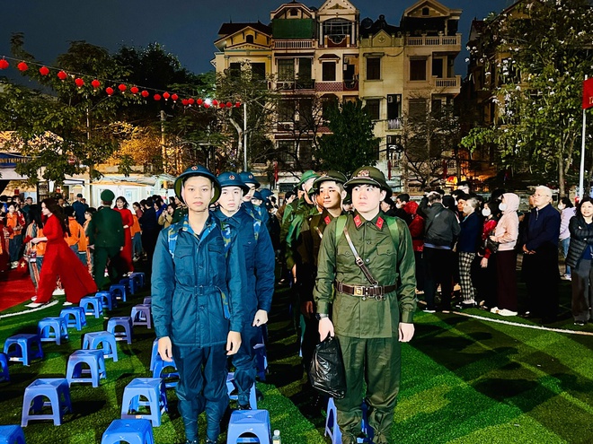 Khương Đình: Tiễn công dân lên đường nhập ngũ và tham gia nghĩa vụ công an nhân dân năm 2026- Ảnh 4.