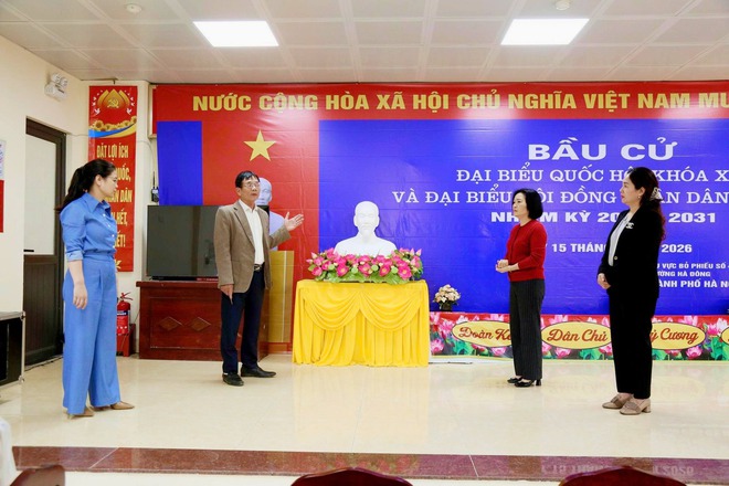 Đoàn giám sát của HĐND phường Hà Đông kiểm tra công tác chuẩn bị bầu cử tại 6 tổ bầu cử trên địa bàn phường.- Ảnh 2.