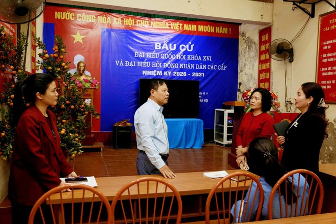 Đoàn giám sát của HĐND phường Hà Đông kiểm tra công tác chuẩn bị bầu cử tại 6 tổ bầu cử trên địa bàn phường.- Ảnh 1.