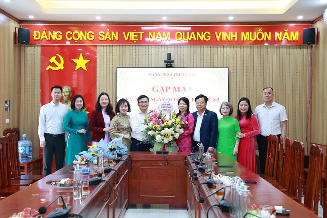 THƯỜNG TRỰC ĐẢNG ỦY GẶP MẶT, CHÚC MỪNG NỮ CÁN BỘ, CÔNG CHỨC, NGƯỜI LAO ĐỘNG NHÂN KỶ NIỆM 116 NĂM NGÀY QUỐC TẾ PHỤ NỮ 8/3- Ảnh 5.