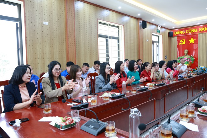 THƯỜNG TRỰC ĐẢNG ỦY GẶP MẶT, CHÚC MỪNG NỮ CÁN BỘ, CÔNG CHỨC, NGƯỜI LAO ĐỘNG NHÂN KỶ NIỆM 116 NĂM NGÀY QUỐC TẾ PHỤ NỮ 8/3- Ảnh 3.