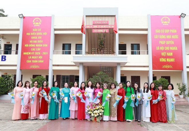 THƯỜNG TRỰC ĐẢNG ỦY GẶP MẶT, CHÚC MỪNG NỮ CÁN BỘ, CÔNG CHỨC, NGƯỜI LAO ĐỘNG NHÂN KỶ NIỆM 116 NĂM NGÀY QUỐC TẾ PHỤ NỮ 8/3- Ảnh 6.