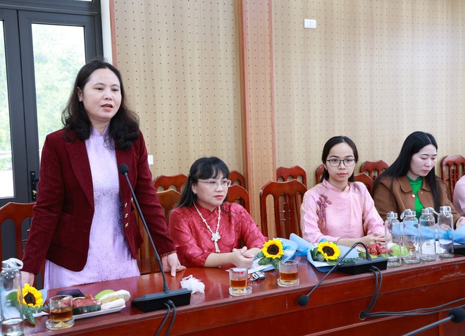 THƯỜNG TRỰC ĐẢNG ỦY GẶP MẶT, CHÚC MỪNG NỮ CÁN BỘ, CÔNG CHỨC, NGƯỜI LAO ĐỘNG NHÂN KỶ NIỆM 116 NĂM NGÀY QUỐC TẾ PHỤ NỮ 8/3- Ảnh 7.