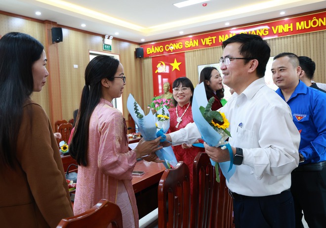 THƯỜNG TRỰC ĐẢNG ỦY GẶP MẶT, CHÚC MỪNG NỮ CÁN BỘ, CÔNG CHỨC, NGƯỜI LAO ĐỘNG NHÂN KỶ NIỆM 116 NĂM NGÀY QUỐC TẾ PHỤ NỮ 8/3- Ảnh 4.