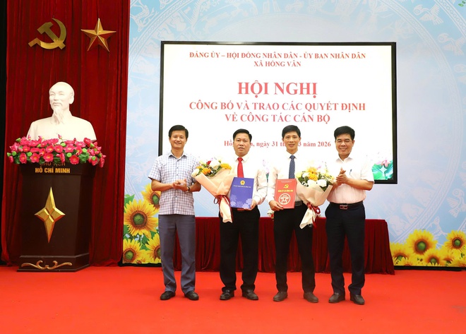 Xã Hồng Vân hội nghị công bố và trao quyết định về công tác cán bộ- Ảnh 1.