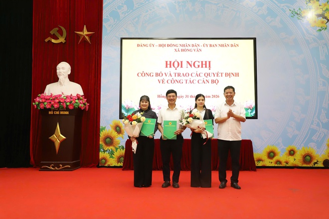 Xã Hồng Vân hội nghị công bố và trao quyết định về công tác cán bộ- Ảnh 2.