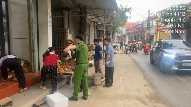 UBND XÃ CỔ ĐÔ RA QUÂN GIẢI TỎA HÀNH LANG AN TOÀN GIAO THÔNG, BẢO ĐẢM TRẬT TỰ AN TOÀN GIAO THÔNG TRÊN ĐỊA BÀN- Ảnh 2.