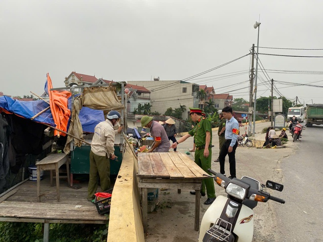 UBND XÃ CỔ ĐÔ RA QUÂN GIẢI TỎA HÀNH LANG AN TOÀN GIAO THÔNG, BẢO ĐẢM TRẬT TỰ AN TOÀN GIAO THÔNG TRÊN ĐỊA BÀN- Ảnh 3.