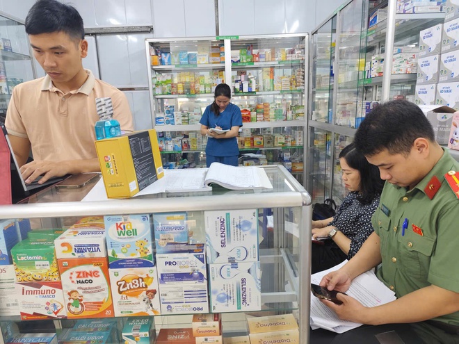 XÃ HỒNG VÂN TĂNG CƯỜNG KIỂM TRA HOẠT ĐỘNG KINH DOANH DƯỢC TRÊN ĐỊA BÀN- Ảnh 7.
