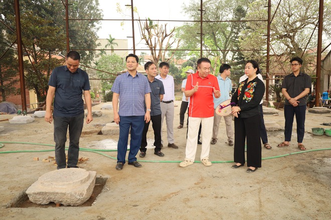 CÁC ĐỒNG CHÍ LÃNH ĐẠO XÃ CỔ ĐÔ KIỂM TRA TIẾN ĐỘ THI CÔNG MỘT SỐ CÔNG TRÌNH TRÊN ĐỊA BÀN- Ảnh 1.