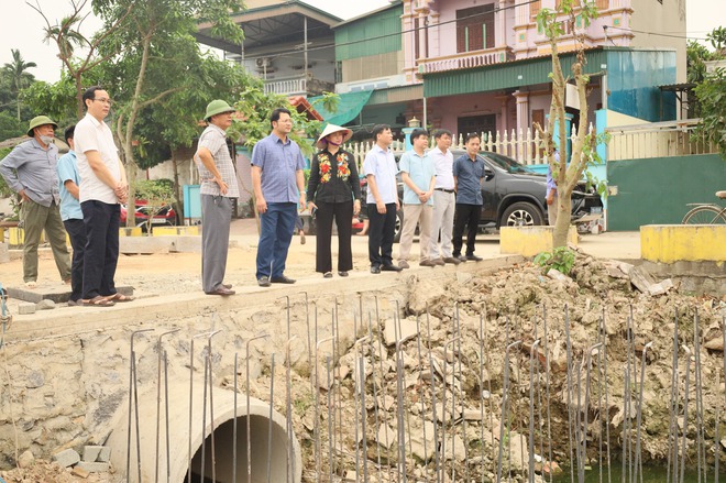 CÁC ĐỒNG CHÍ LÃNH ĐẠO XÃ CỔ ĐÔ KIỂM TRA TIẾN ĐỘ THI CÔNG MỘT SỐ CÔNG TRÌNH TRÊN ĐỊA BÀN- Ảnh 2.