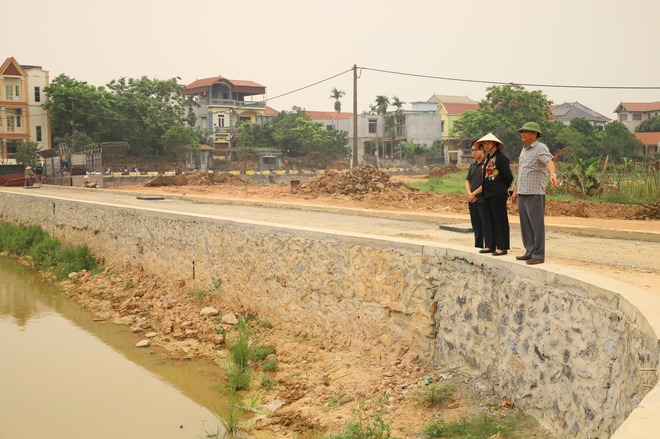 CÁC ĐỒNG CHÍ LÃNH ĐẠO XÃ CỔ ĐÔ KIỂM TRA TIẾN ĐỘ THI CÔNG MỘT SỐ CÔNG TRÌNH TRÊN ĐỊA BÀN- Ảnh 3.