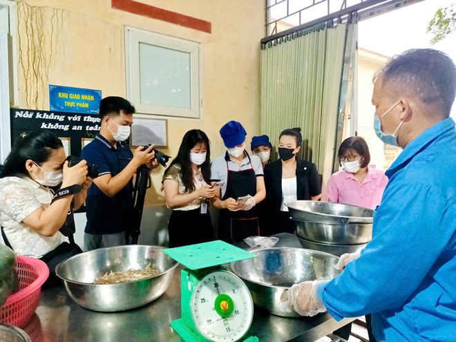 XÃ TRUNG GIÃ KIỂM TRA CÔNG TÁC AN TOÀN THỰC PHẨM TẠI TRƯỜNG MN BẮC SƠN B- Ảnh 2.