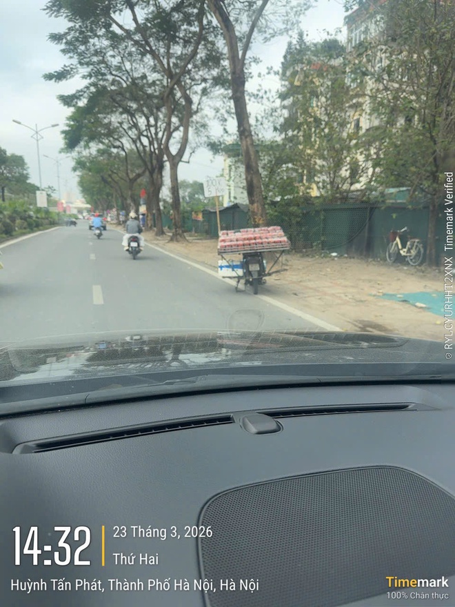 Long Biên tăng cường xử lý “phạt nguội”, lập lại trật tự đô thị trên địa bàn phường- Ảnh 1.