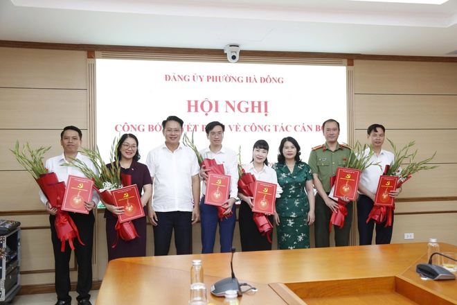 Phường Hà Đông công bố các quyết định về công tác cán bộ- Ảnh 2.