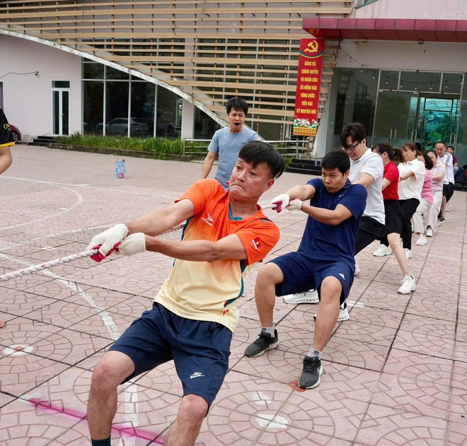 Sôi nổi giải kéo co xã Hồng Vân chào mừng Ngày Quốc tế Lao động 1/5- Ảnh 1.