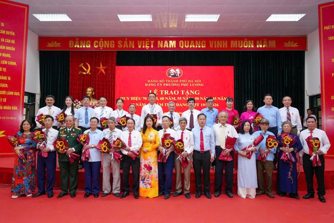 Phường Phú Lương trao Huy hiệu Đảng cho 24 đảng viên đợt 19/5- Ảnh 1.