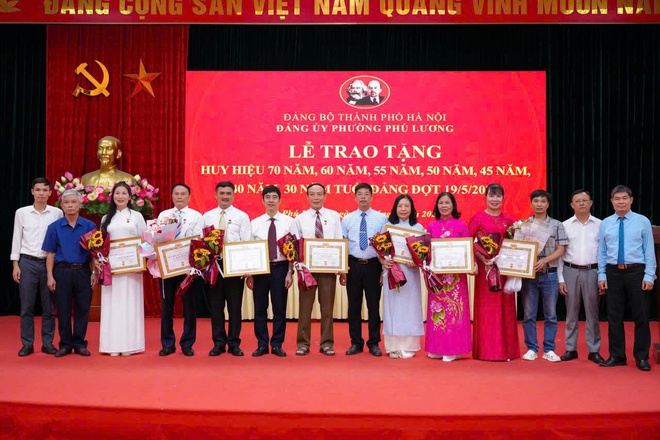 Phường Phú Lương trao Huy hiệu Đảng cho 24 đảng viên đợt 19/5- Ảnh 3.