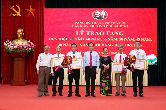 Phường Phú Lương trao Huy hiệu Đảng cho 24 đảng viên đợt 19/5- Ảnh 5.
