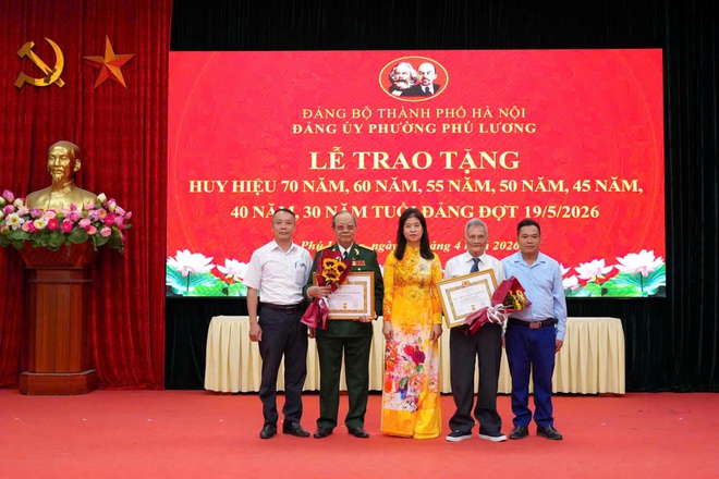 Phường Phú Lương trao Huy hiệu Đảng cho 24 đảng viên đợt 19/5- Ảnh 2.