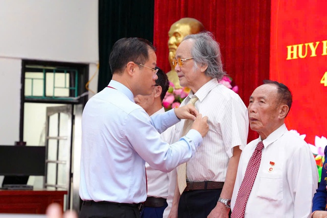 Phường Phú Lương trao Huy hiệu Đảng cho 24 đảng viên đợt 19/5- Ảnh 4.