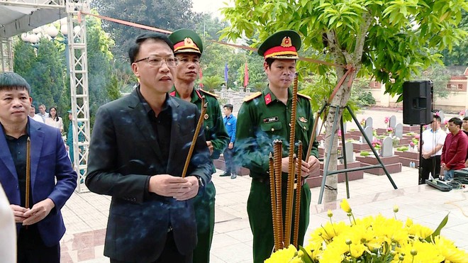 Hà Đông: Tổ chức lễ an táng, truy điệu hài cốt liệt sĩ Nguyễn Ngọc Ái trang nghiêm, xúc động- Ảnh 4.