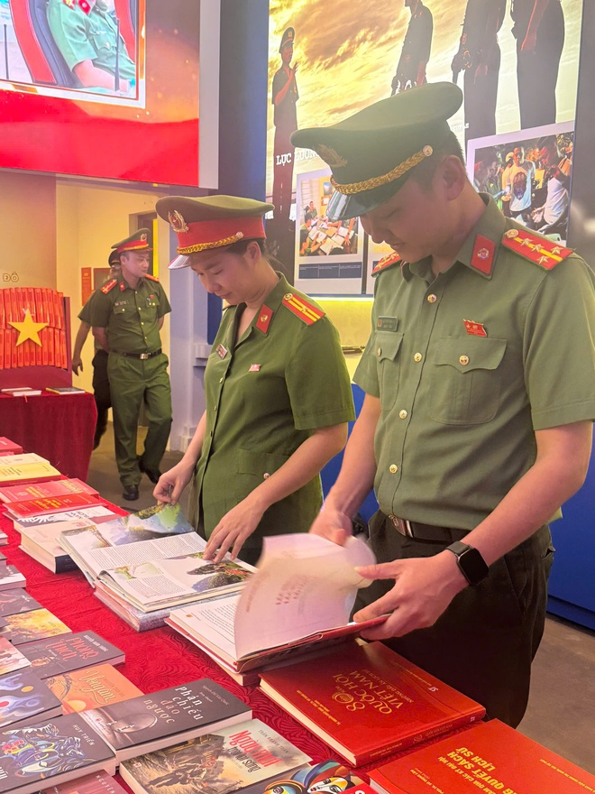 Công an xã Bình Minh tổ chức sinh hoạt chính trị sâu sắc, ý nghĩa cho CBCS tại Bảo tàng Công an thành phố Hà Nội- Ảnh 6.