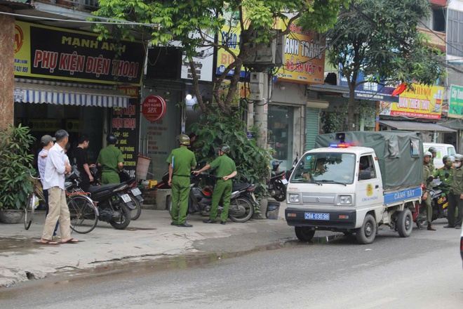 BCĐ 197 phường Phú Lương tổ chức ra quân giải tỏa hành lang giao thông đường Quốc lộ 6 phục vụ nghỉ lễ 30/4, 01/5/2026 trên địa bàn- Ảnh 5.