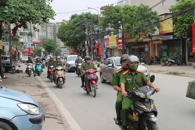 BCĐ 197 phường Phú Lương tổ chức ra quân giải tỏa hành lang giao thông đường Quốc lộ 6 phục vụ nghỉ lễ 30/4, 01/5/2026 trên địa bàn- Ảnh 2.