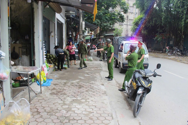 BCĐ 197 phường Phú Lương tổ chức ra quân giải tỏa hành lang giao thông đường Quốc lộ 6 phục vụ nghỉ lễ 30/4, 01/5/2026 trên địa bàn- Ảnh 4.