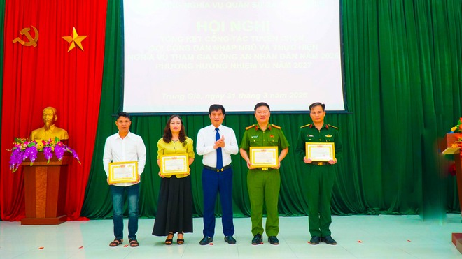 XÃ TRUNG GIÃ TỔNG KẾT CÔNG TÁC TUYỂN CHỌN, GỌI CÔNG DÂN NHẬP NGŨ NĂM 2026- Ảnh 7. XÃ TRUNG GIÃ TỔNG KẾT CÔNG TÁC TUYỂN CHỌN, GỌI CÔNG DÂN NHẬP NGŨ NĂM 2026- Ảnh 7.