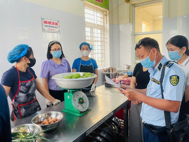 TĂNG CƯỜNG KIỂM TRA, ĐẢM BẢO AN TOÀN THỰC PHẨM TẠI BẾP ĂN BÁN TRÚ CÁC TRƯỜNG HỌC TRÊN ĐỊA BÀN XÃ HỒNG VÂN- Ảnh 7.