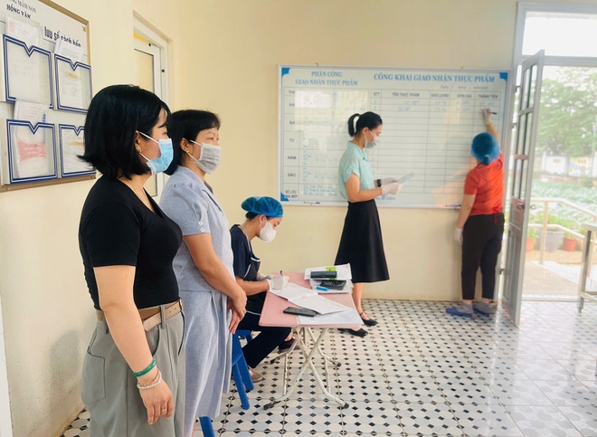 TĂNG CƯỜNG KIỂM TRA, ĐẢM BẢO AN TOÀN THỰC PHẨM TẠI BẾP ĂN BÁN TRÚ CÁC TRƯỜNG HỌC TRÊN ĐỊA BÀN XÃ HỒNG VÂN- Ảnh 8.