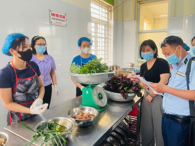 TĂNG CƯỜNG KIỂM TRA, ĐẢM BẢO AN TOÀN THỰC PHẨM TẠI BẾP ĂN BÁN TRÚ CÁC TRƯỜNG HỌC TRÊN ĐỊA BÀN XÃ HỒNG VÂN- Ảnh 1.