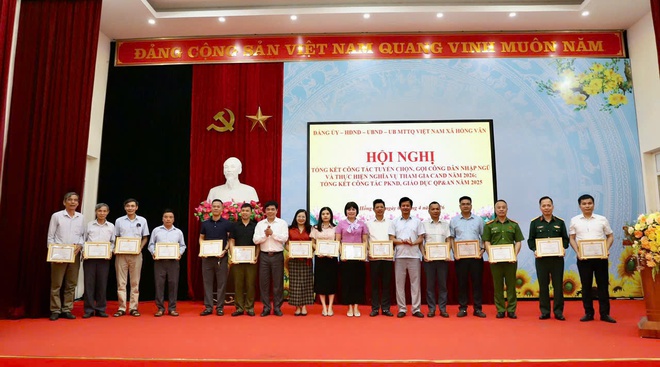 Xã Hồng Vân khen thưởng cho 15 tập thể, 18 cá nhân có thành tích trong công tác tuyển quân năm 2026- Ảnh 7.