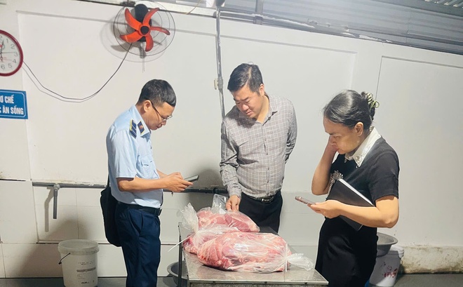 TĂNG CƯỜNG KIỂM TRA, ĐẢM BẢO AN TOÀN THỰC PHẨM TẠI BẾP ĂN BÁN TRÚ CÁC TRƯỜNG HỌC TRÊN ĐỊA BÀN XÃ HỒNG VÂN- Ảnh 9.