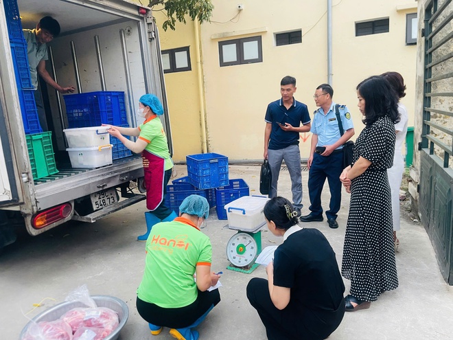 TĂNG CƯỜNG KIỂM TRA, ĐẢM BẢO AN TOÀN THỰC PHẨM TẠI BẾP ĂN BÁN TRÚ CÁC TRƯỜNG HỌC TRÊN ĐỊA BÀN XÃ HỒNG VÂN- Ảnh 2.