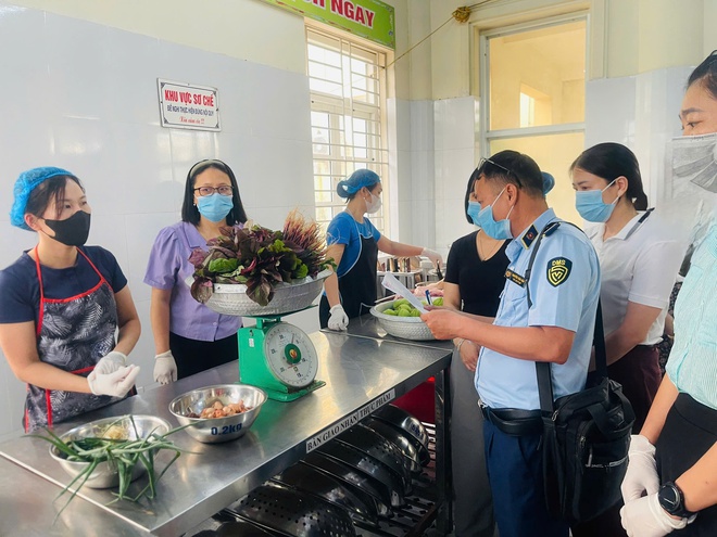 TĂNG CƯỜNG KIỂM TRA, ĐẢM BẢO AN TOÀN THỰC PHẨM TẠI BẾP ĂN BÁN TRÚ CÁC TRƯỜNG HỌC TRÊN ĐỊA BÀN XÃ HỒNG VÂN- Ảnh 3.