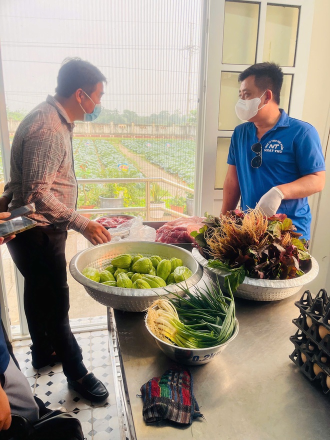 TĂNG CƯỜNG KIỂM TRA, ĐẢM BẢO AN TOÀN THỰC PHẨM TẠI BẾP ĂN BÁN TRÚ CÁC TRƯỜNG HỌC TRÊN ĐỊA BÀN XÃ HỒNG VÂN- Ảnh 6.