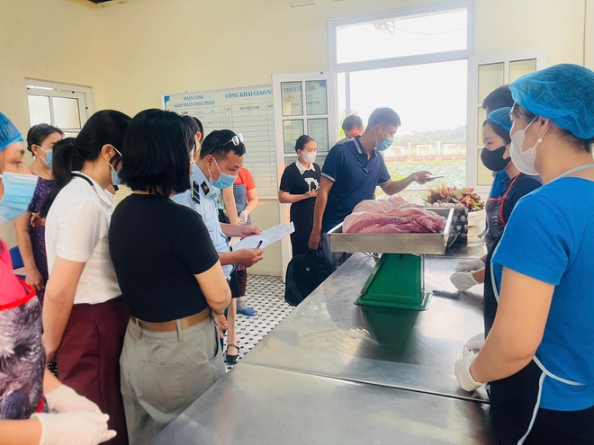 TĂNG CƯỜNG KIỂM TRA, ĐẢM BẢO AN TOÀN THỰC PHẨM TẠI BẾP ĂN BÁN TRÚ CÁC TRƯỜNG HỌC TRÊN ĐỊA BÀN XÃ HỒNG VÂN- Ảnh 4.